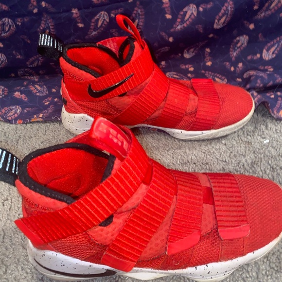 Size 7 - Nike LeBron Soldier 11 University Red 2017 - Picture 2 of 8